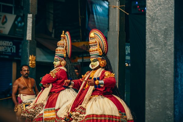 Où découvrir les traditions de la danse Kathakali en Inde?